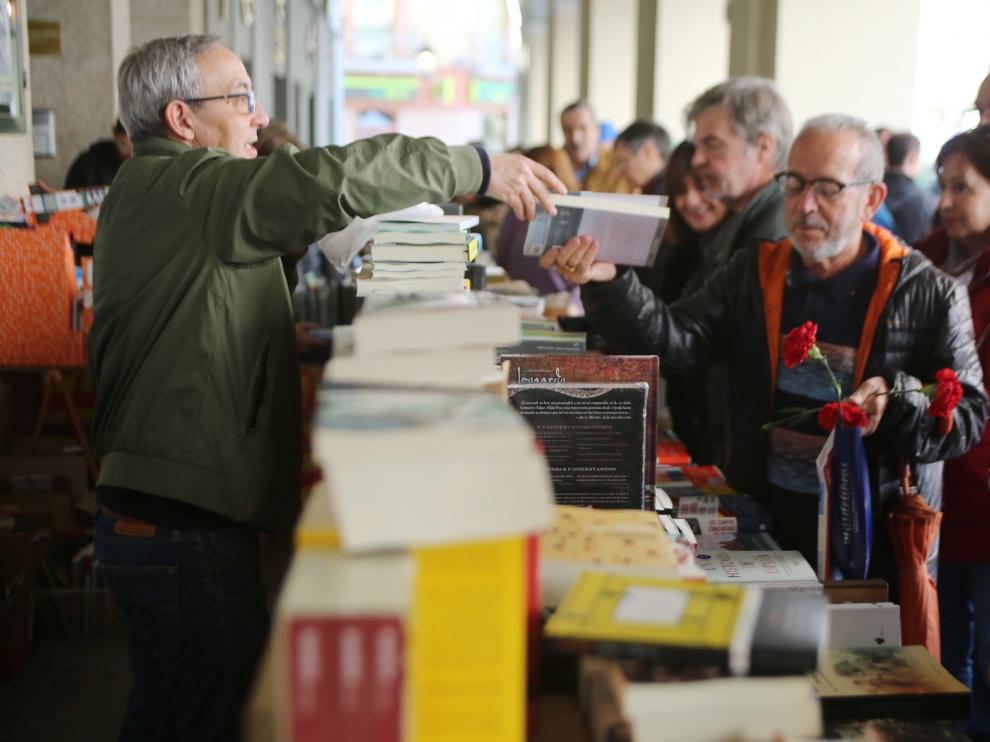 El Día del Libro vive en Huesca una irregular jornada con un buen balance