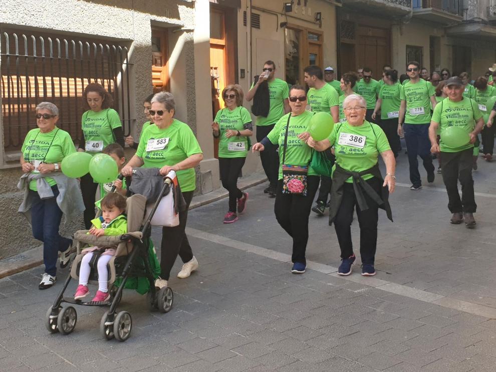 Graus se tiñe de verde en la marcha solidaria de la AECC