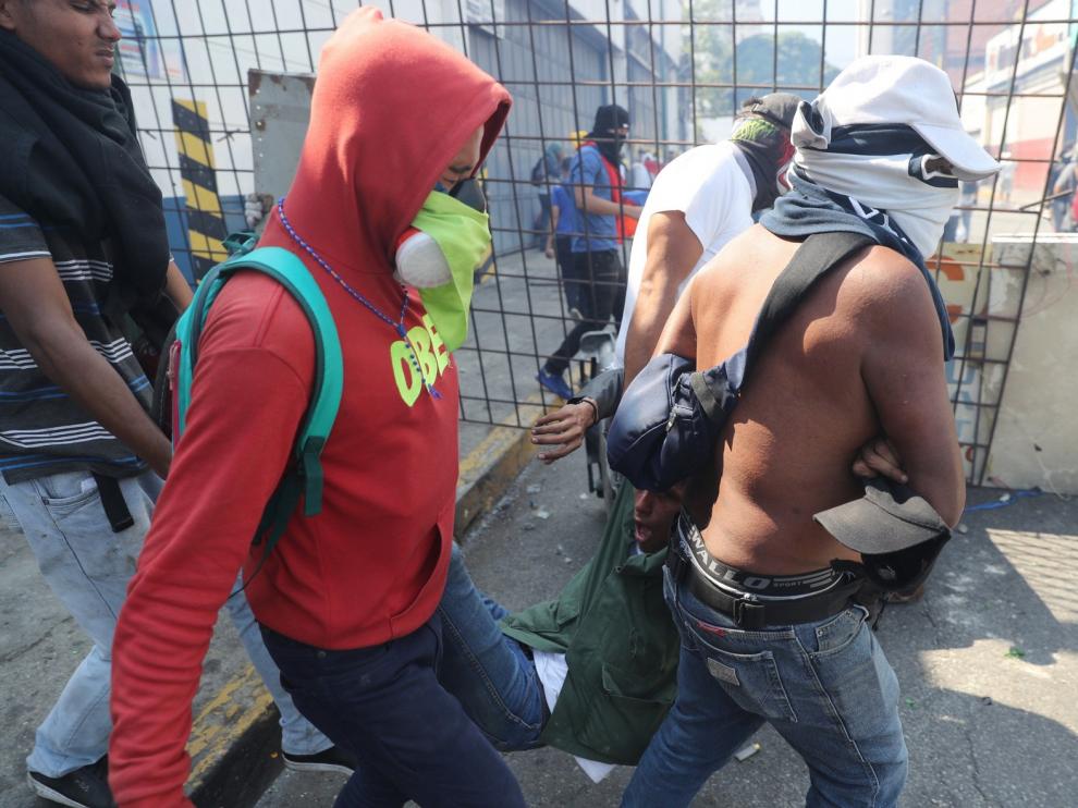 Un muerto y casi cien heridos durante las protestas en Venezuela