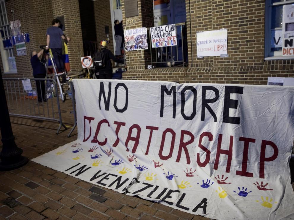Maduro pide al Ejército "máxima lealtad" a la Constitución frente al "golpe de Estado" en Venezuela