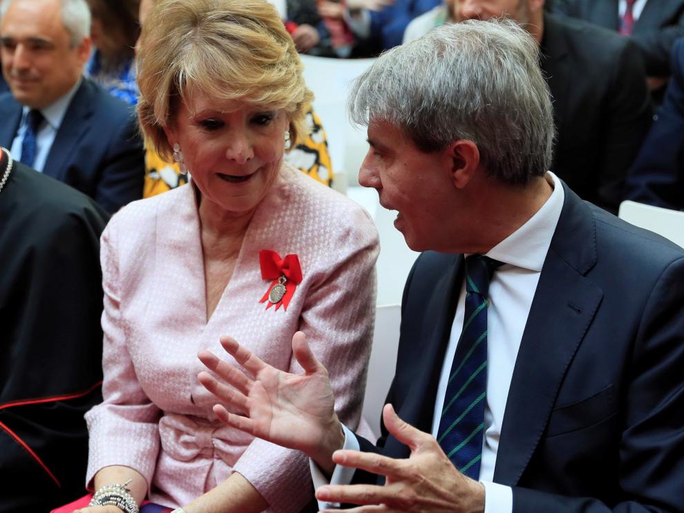 Aguirre y Garrido ironizan sobre el centro político codo con codo en Sol