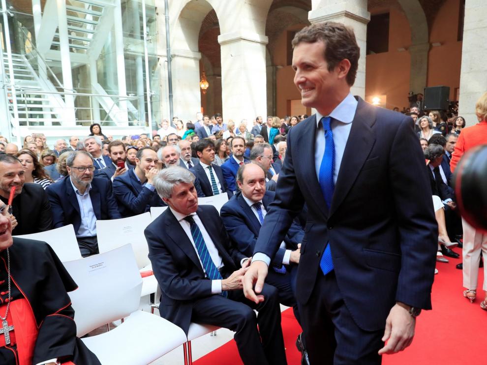 Casado llega a Sol acompañado de Díaz Ayuso y evita saludarse con Garrido
