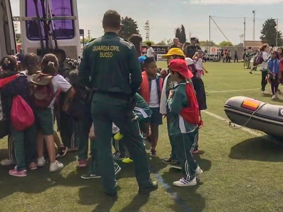 La Guardia Civil conmemora su 175 aniversario con una exhibición a los escolares de Binéfar
