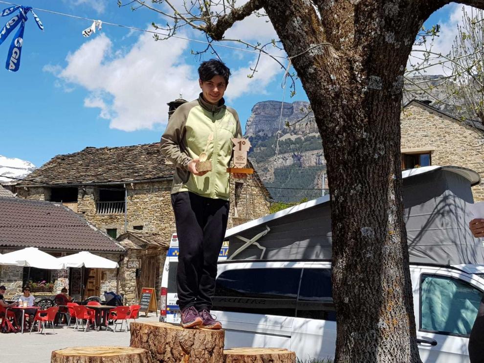 Azpiroz y Leal entran abrazados en meta en la Ultra del Valle de Vió