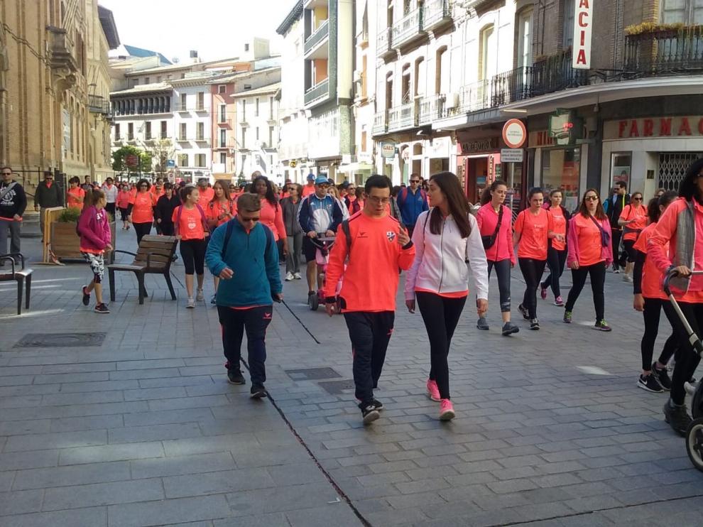 Unos 8.200 oscenses reivindican el derecho a ser uno mismo bajo el lema: "Distintos pasos, mismo camino"