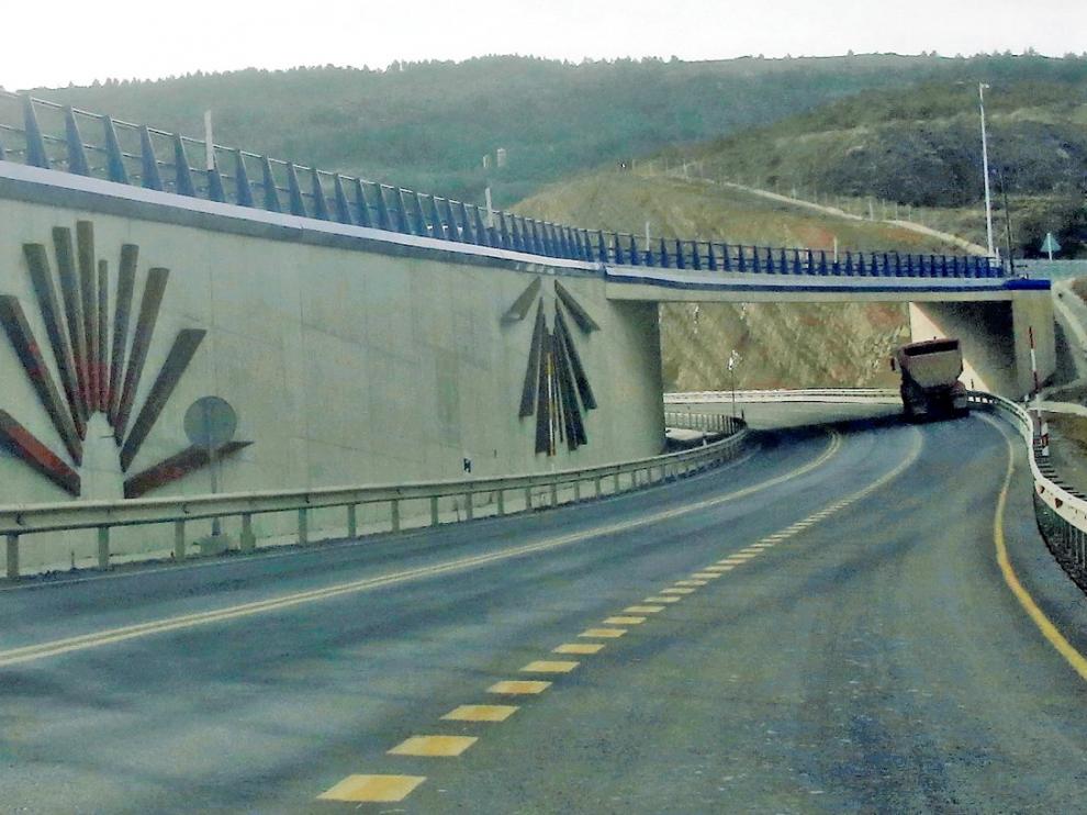 Sello oscense en las estructuras metálicas que decoran tramo de la A-23 en Monrepós