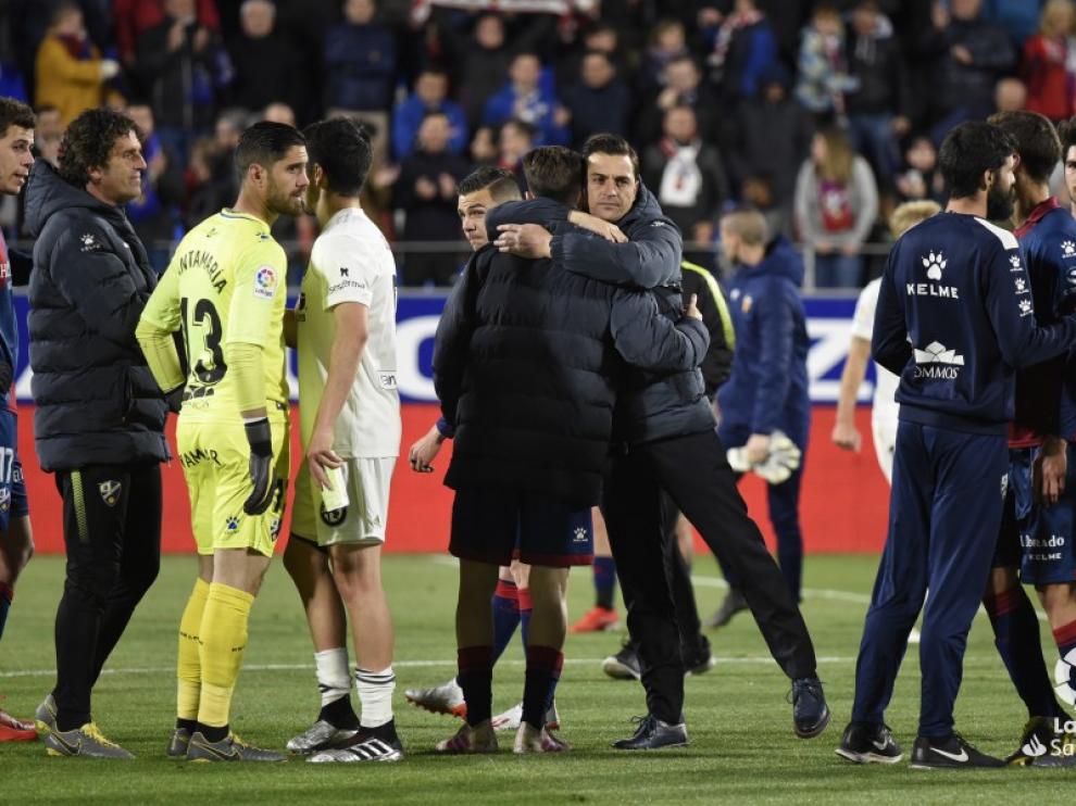 El entrenador del Huesca, muy afectado: "Me duele irnos así"