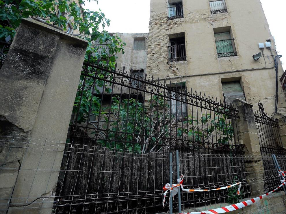 El Ayuntamiento de Huesca respetará el vallado del edificio en ruina de la plaza San Pedro