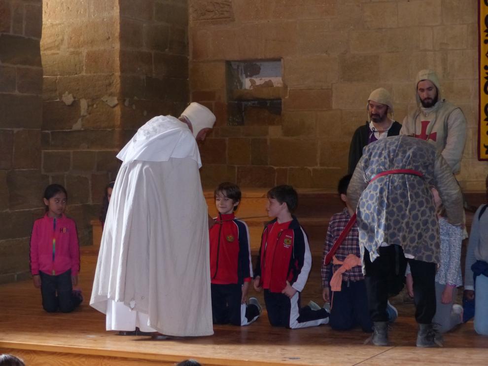 Medio millar de alumnos montisonenses de Primaria se acercan al Monzón medieval
