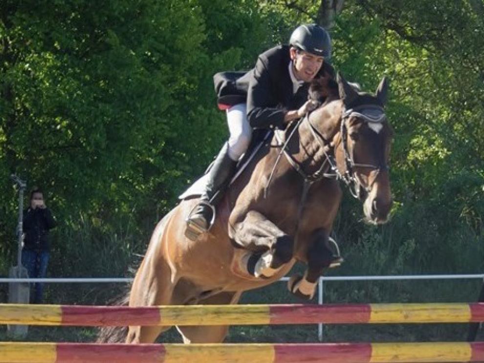 Triunfos de Gregorio y Cantán en Salas en la prueba de salto de obstáculos