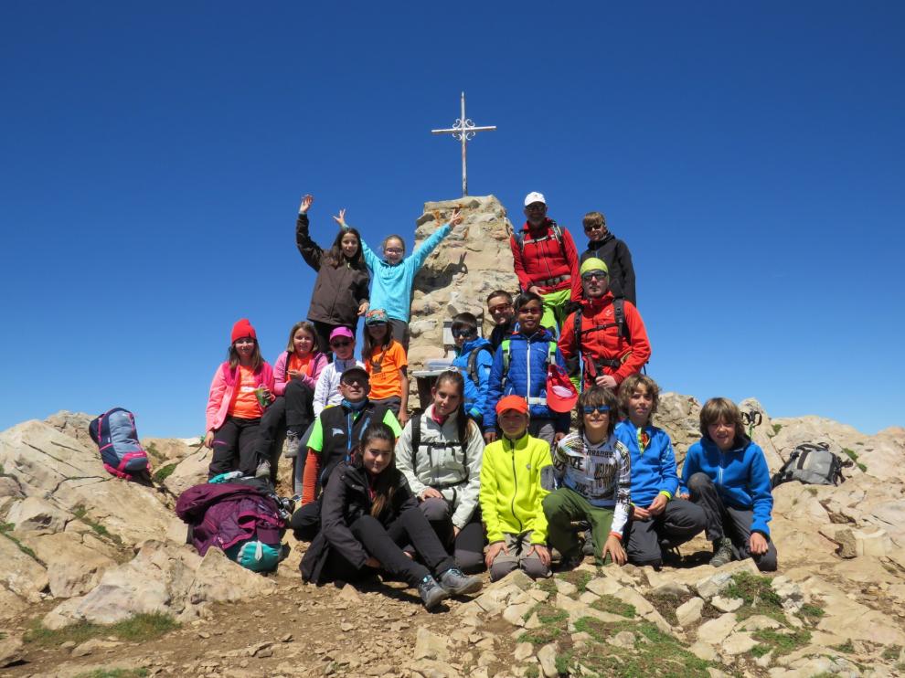 Tradicional ascenso al Tozal de Guara en el inicio de mayo
