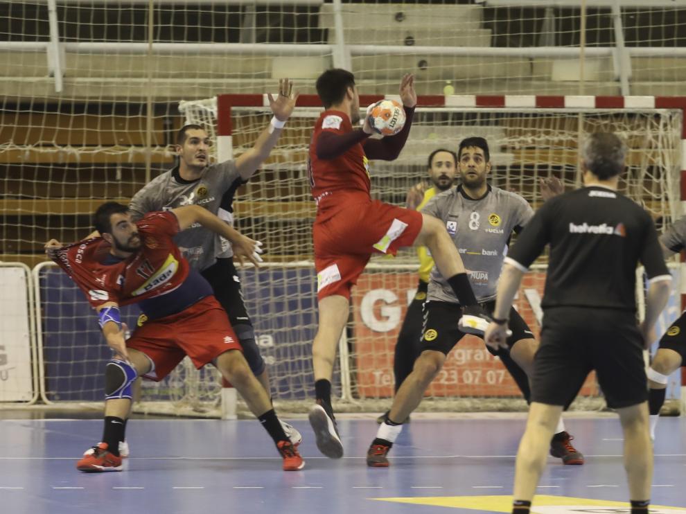 Bada Huesca supera a Liberbank (26-23) en el Palacio de los Deportes