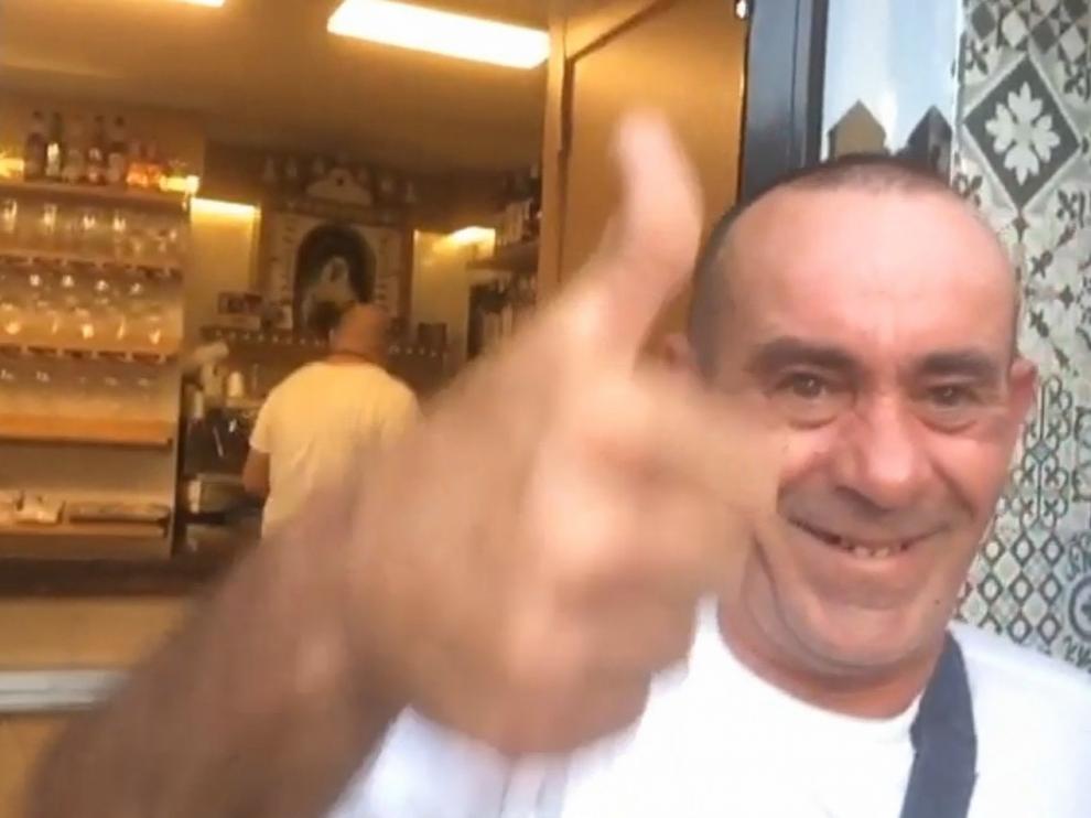 Vídeo: Los aficionados del Huesca hacen buenos amigos en Sevilla