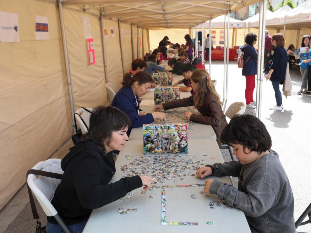 Los puzles, un aliado para el juego intergeneracional que une en Huesca a niños y mayores