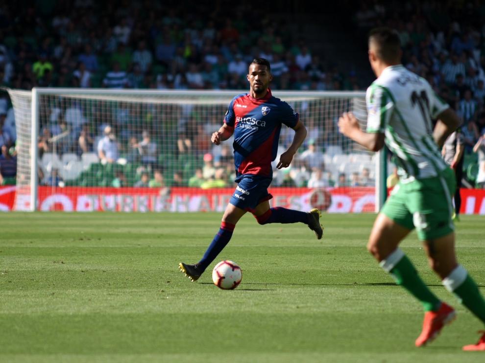 Joaquín apuntilla en el 98 a un Huesca que se va con la cabeza alta (2-1)
