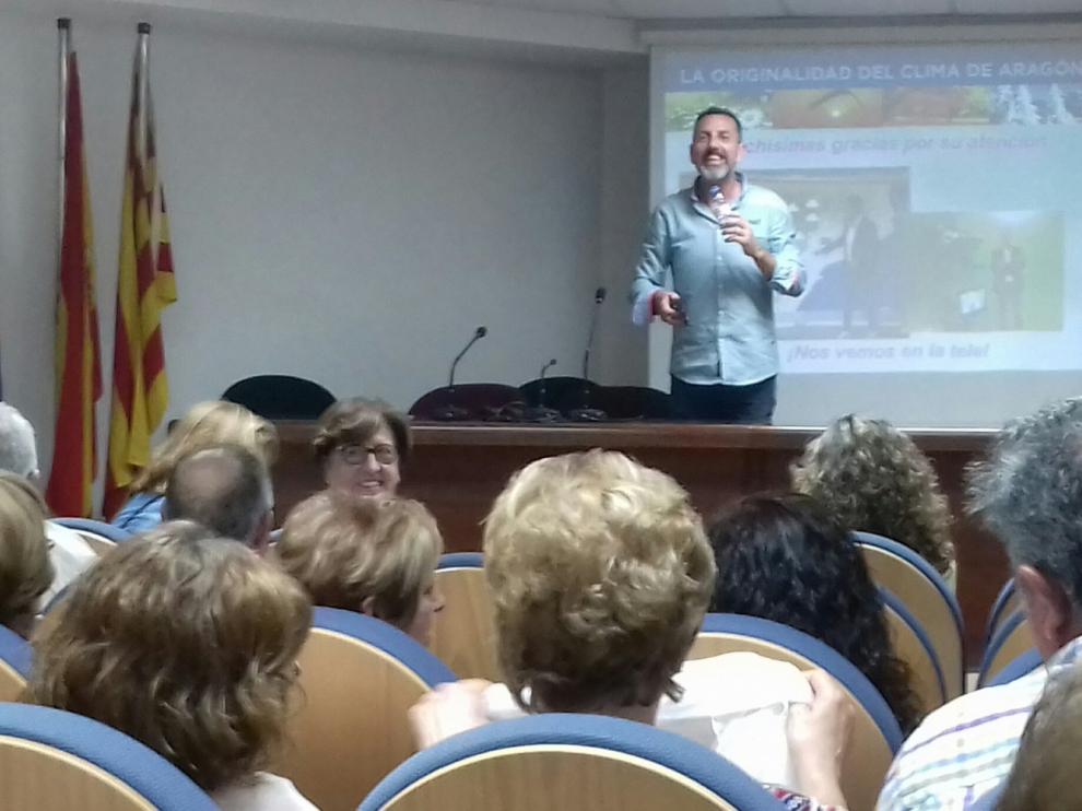 Eduardo Lolumo habla en Lanaja sobre la originalidad del tiempo en Aragón