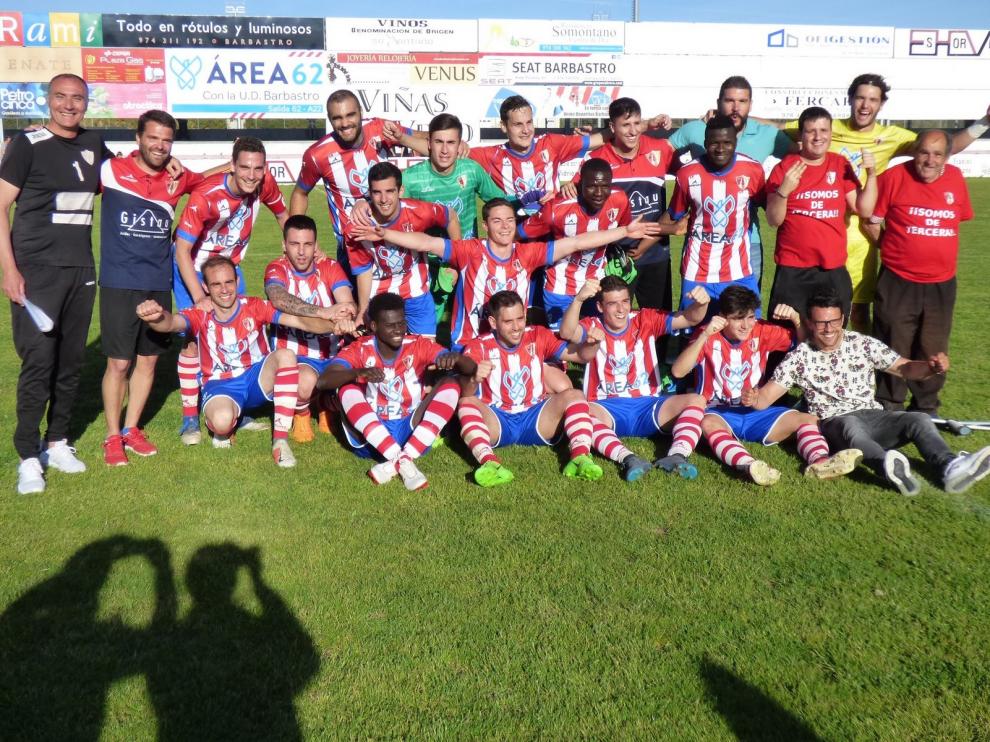 Escolano, guinda con triplete