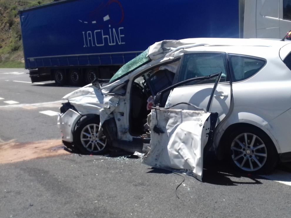 Un fallecido y un herido grave por el choque de un turismo y un tráiler en Benabarre