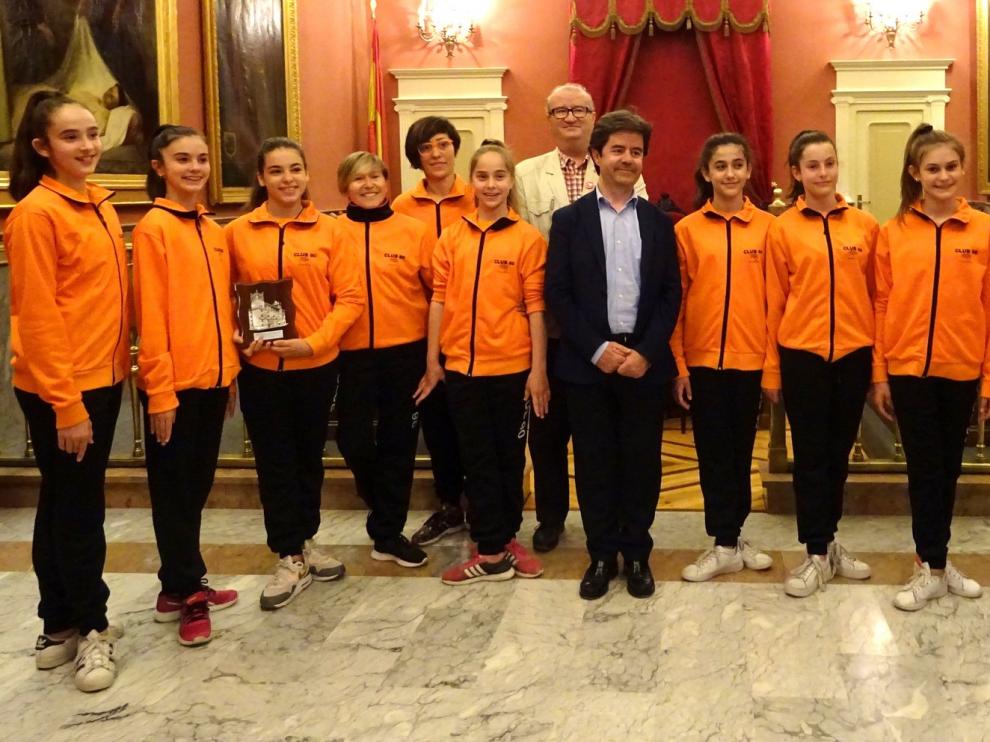 Recepción al equipo femenino de Gimnasia Estética del Club 90 en el ayuntamiento de Huesca
