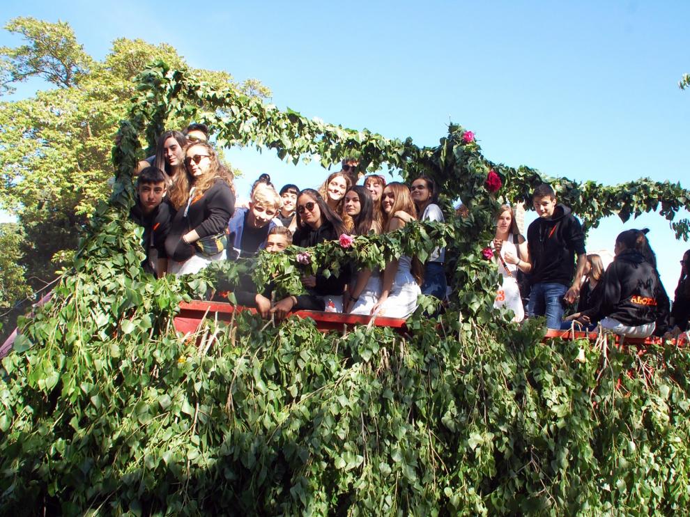 El dance, las jotas y las carrozas protagonizan el día de San Isidro en Sariñena