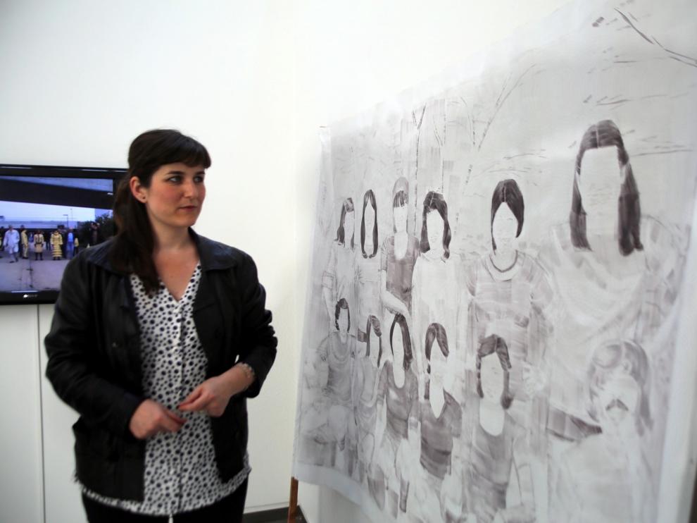 Divina Campo muestra los retratos que hizo a los jugadores del Huesca en los 50