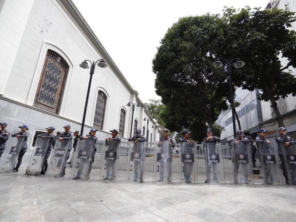 El SEBIN retira un supuesto artefacto explosivo de un edificio administrativo del Parlamento