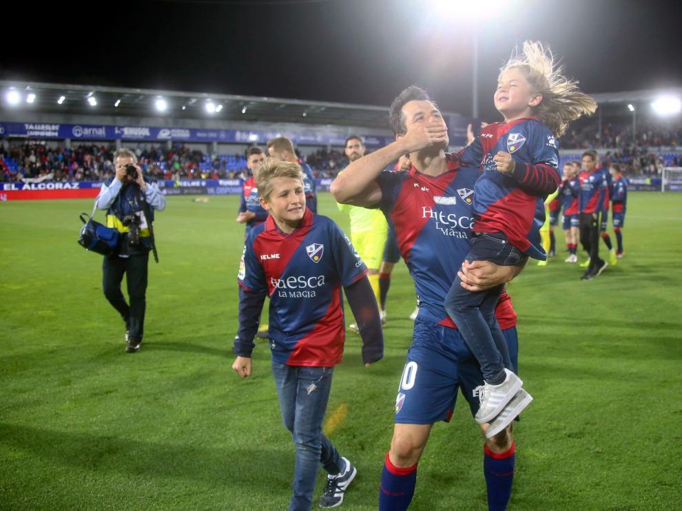 El Huesca ganó al Leganés en la retirada de Camacho y dejando el farolillo rojo