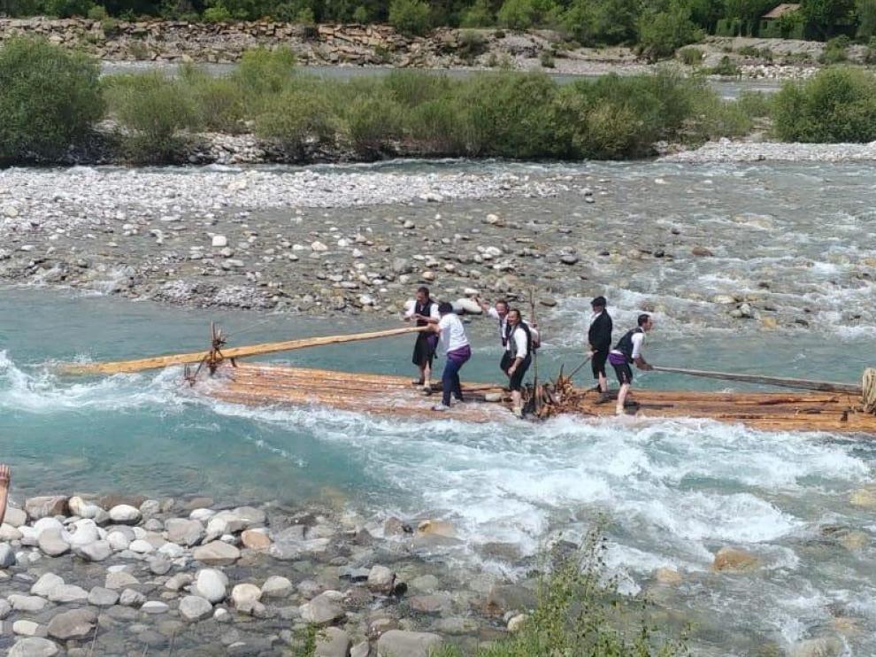 Los navateros sortean las dificultades de un Cinca bajo de caudal