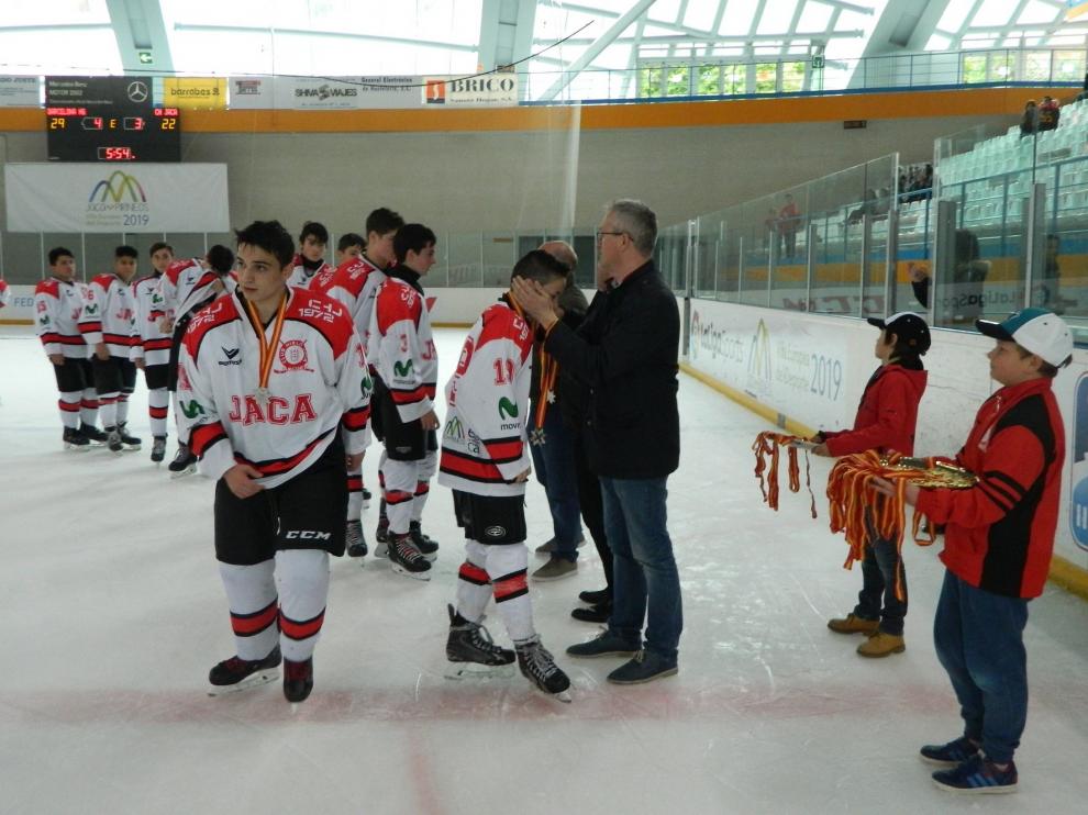 El equipo Sub 17 del CH Jaca, subcampeón tras un final cruel
