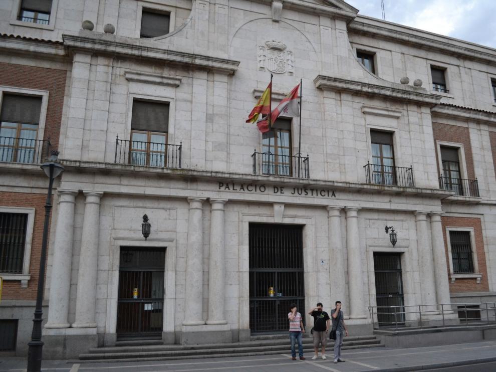 Diez años de cárcel para los padres de la bebé de la que abusaron e hicieron un vídeo porno