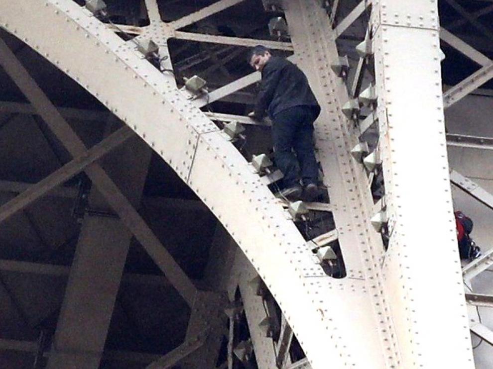 Evacuada la Torre Eiffel tras ser detectada una persona escalando por la estructura