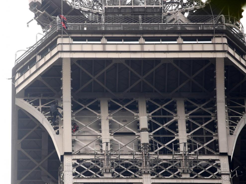 Detenido el escalador que trepó a la cumbre de la Torre Eiffel y amenazaba con suicidarse