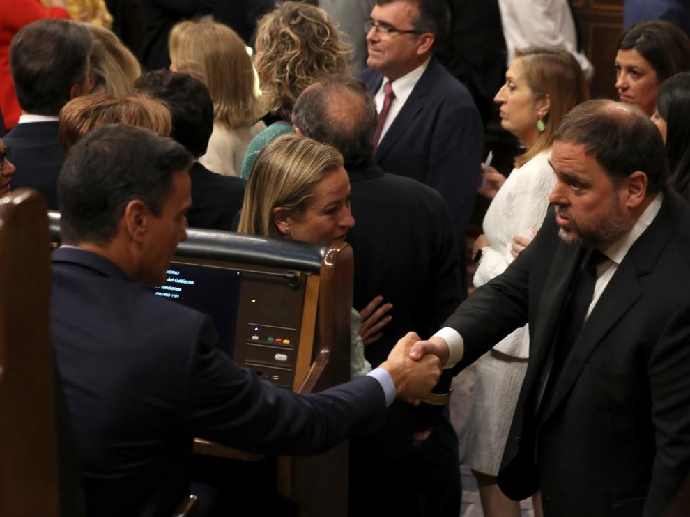 Junqueras saluda a Sánchez y departe con ministros y otros diputados