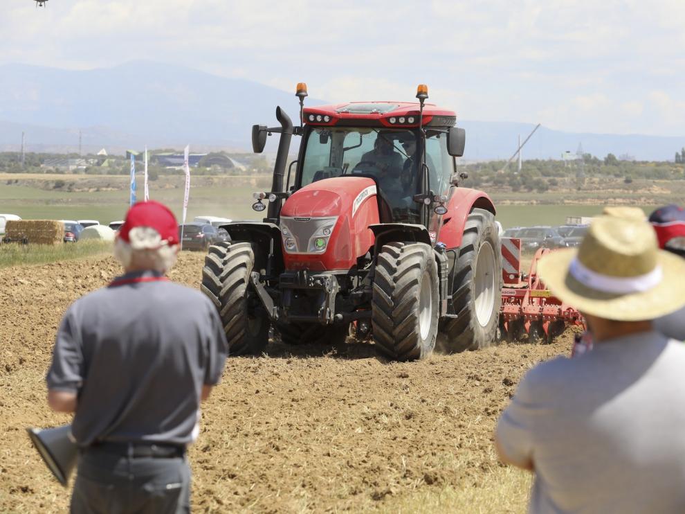 Gran exhibición en Huesca de lo último en maquinaria agraria en una primera jornada de Demoagro muy animada