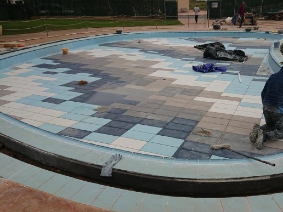 A punto de finalizar el revestimiento de los vasos del parque acuático de Monzón