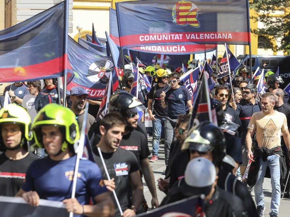 Bomberos de toda España rechazan la reserva de plazas para las oposiciones del servicio provincial de Huesca