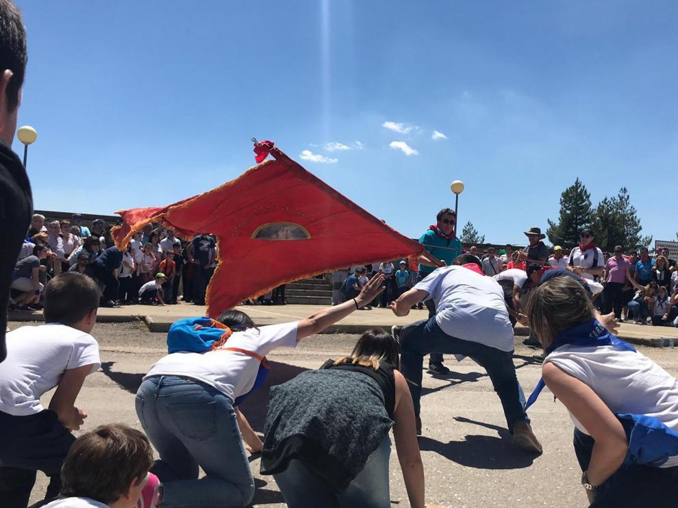 Emotivos saludos de la bandera en Tardienta