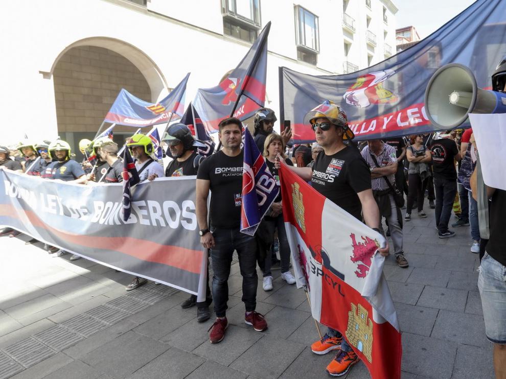 Manifestación de bomberos en Huesca