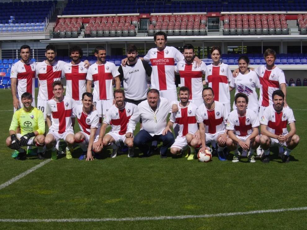 Un reforzado equipo de periodistas venció a los empleados del Huesca para despedir la temporada