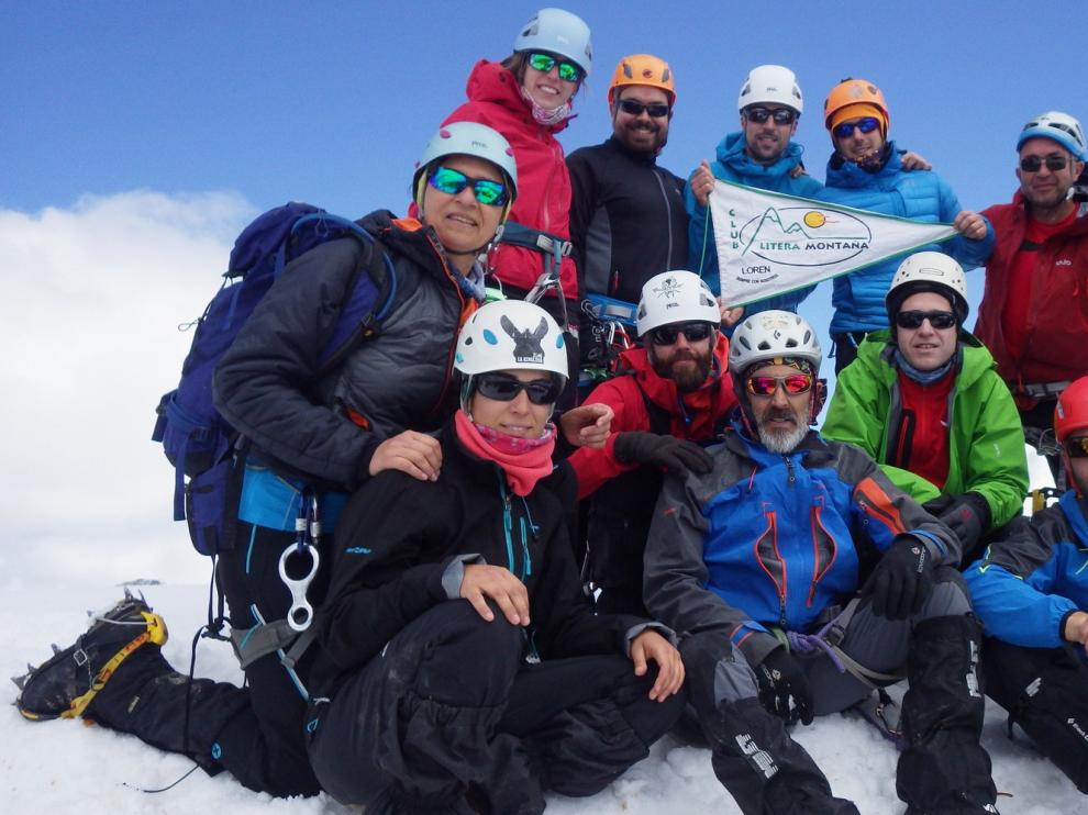 Montañismo en la Tuca de Basibé entre la nieve primavera y las marmotas