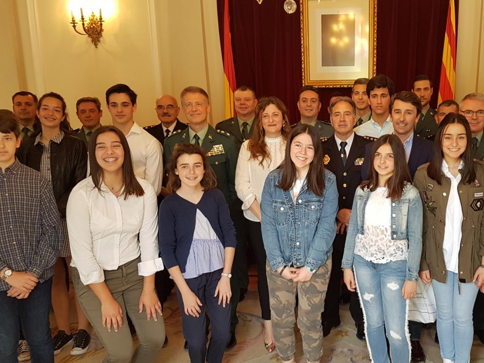 Escolares entregan diplomas a los agentes que imparten charlas de seguridad en los colegios