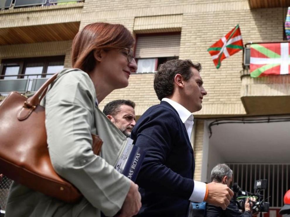 Albert Rivera, recibido entre insultos en el pueblo de Josu Ternera