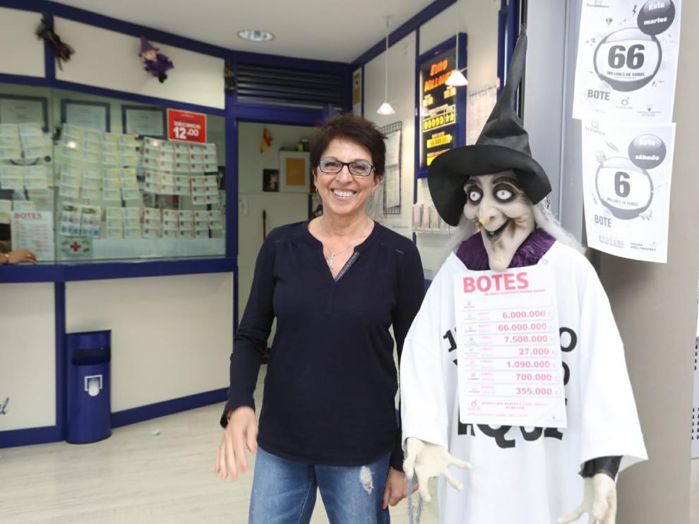 La "Brujita Real" reparte un primer premio de la Lotería en Huesca