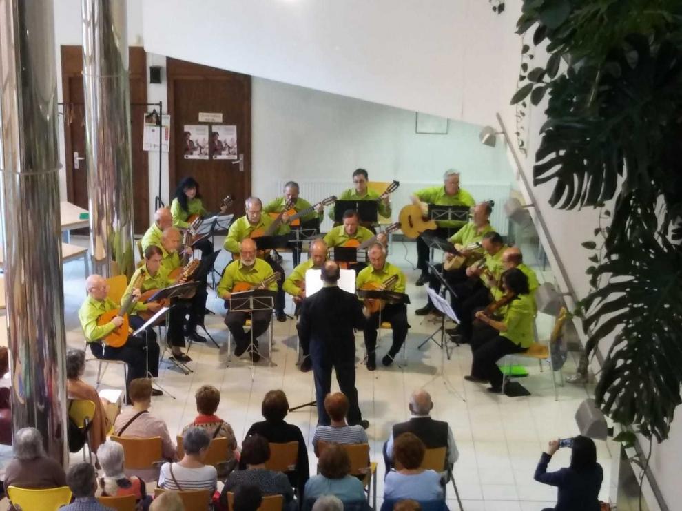 La Orquesta Sertoriana lleva la alegría al Hogar del Iass