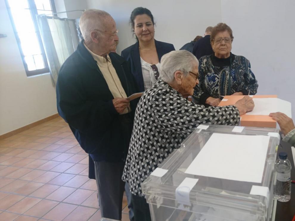 Tres generaciones de la familia de la "tatarabuela del Somontano" votan a la vez en Castillazuelo