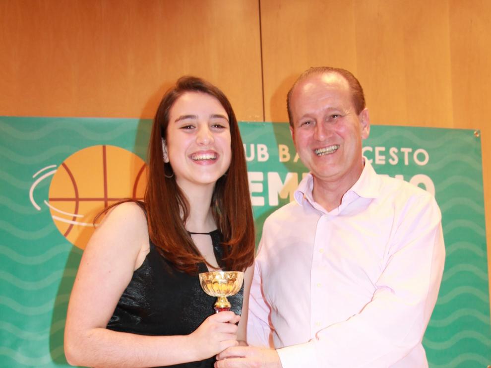 Noche de fiesta y recuerdo en el CB Femenino Huesca