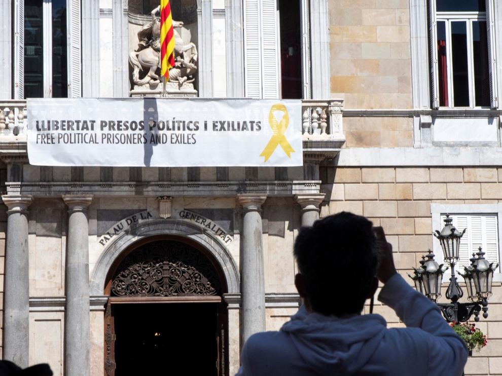 Torra vuelve a colgar la pancarta de los "presos políticos" en la Generalitat