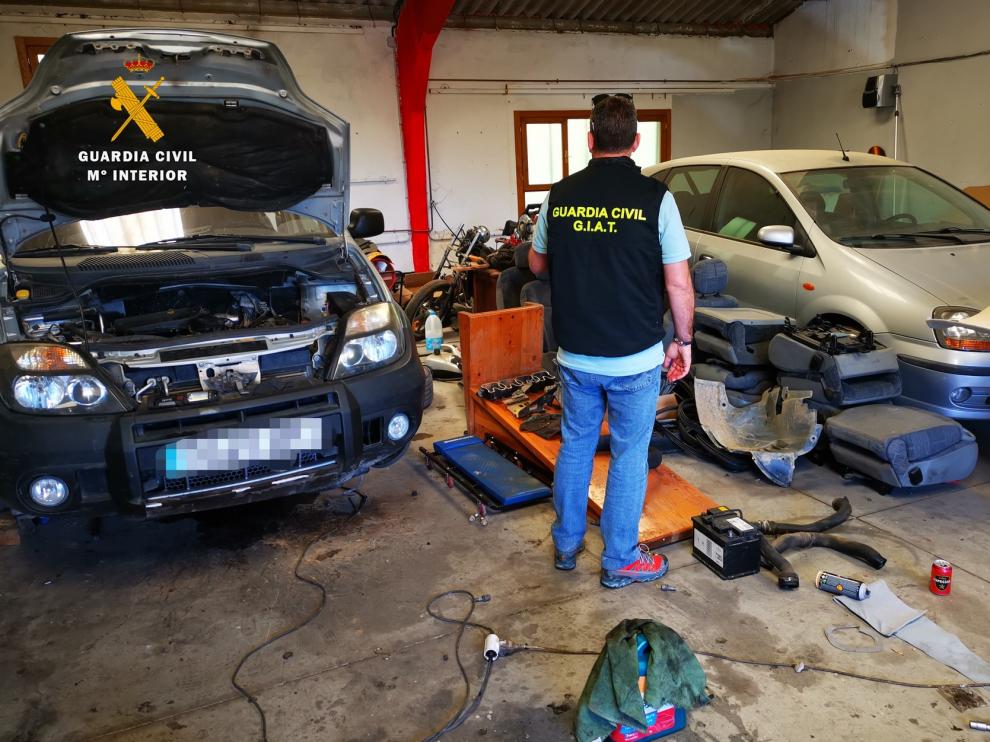 La Guardia Civil de Huesca detecta un taller ilegal de reparación de automóviles en la comarca de la Jacetania