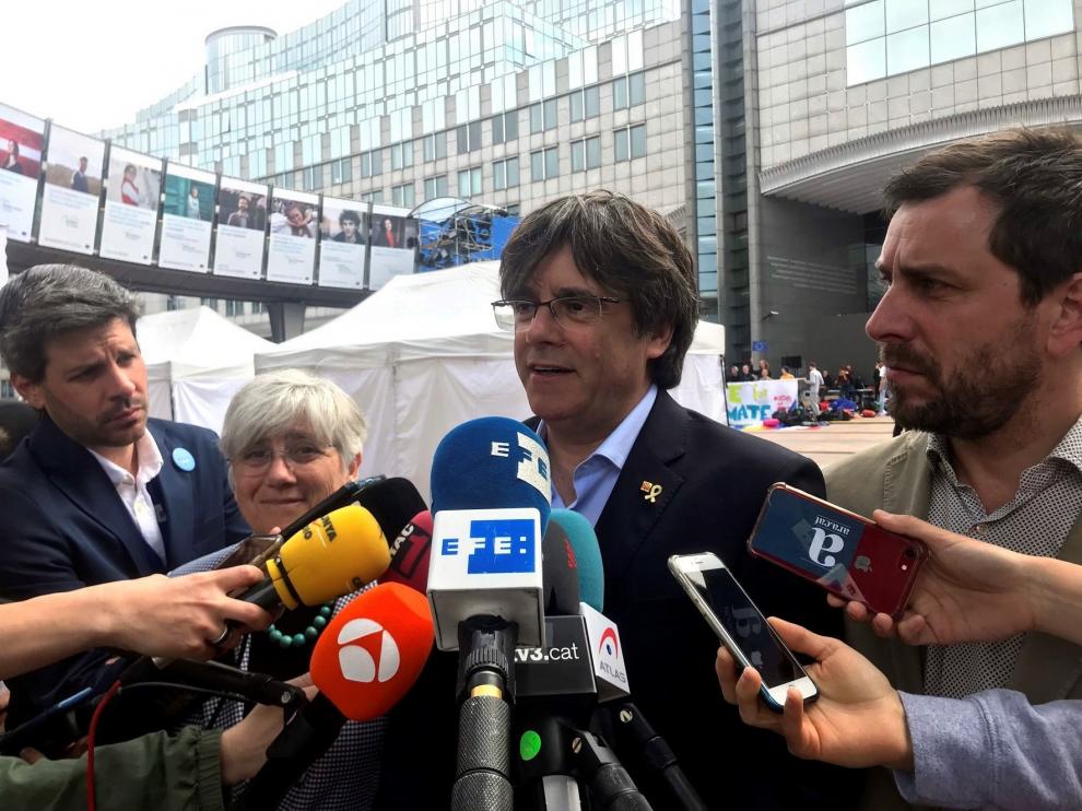Llarena rechaza suspender la orden de detención contra Puigdemont y Comín