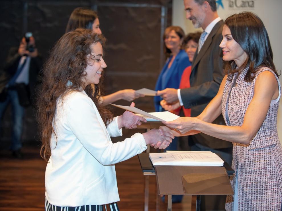 La reina Letizia entrega una beca a una joven de Jaca